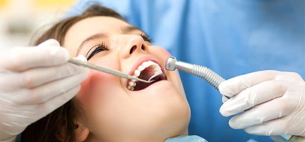 Patient bliver behandlet omsorgsfuldt af tandlæge nær Kokkedal