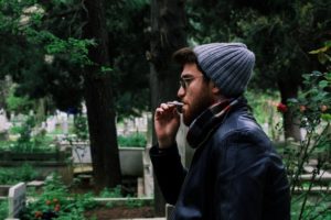 Mand der ryger en cigaret (tobak bidrager ifølge mange undersøgelser til paradentose).