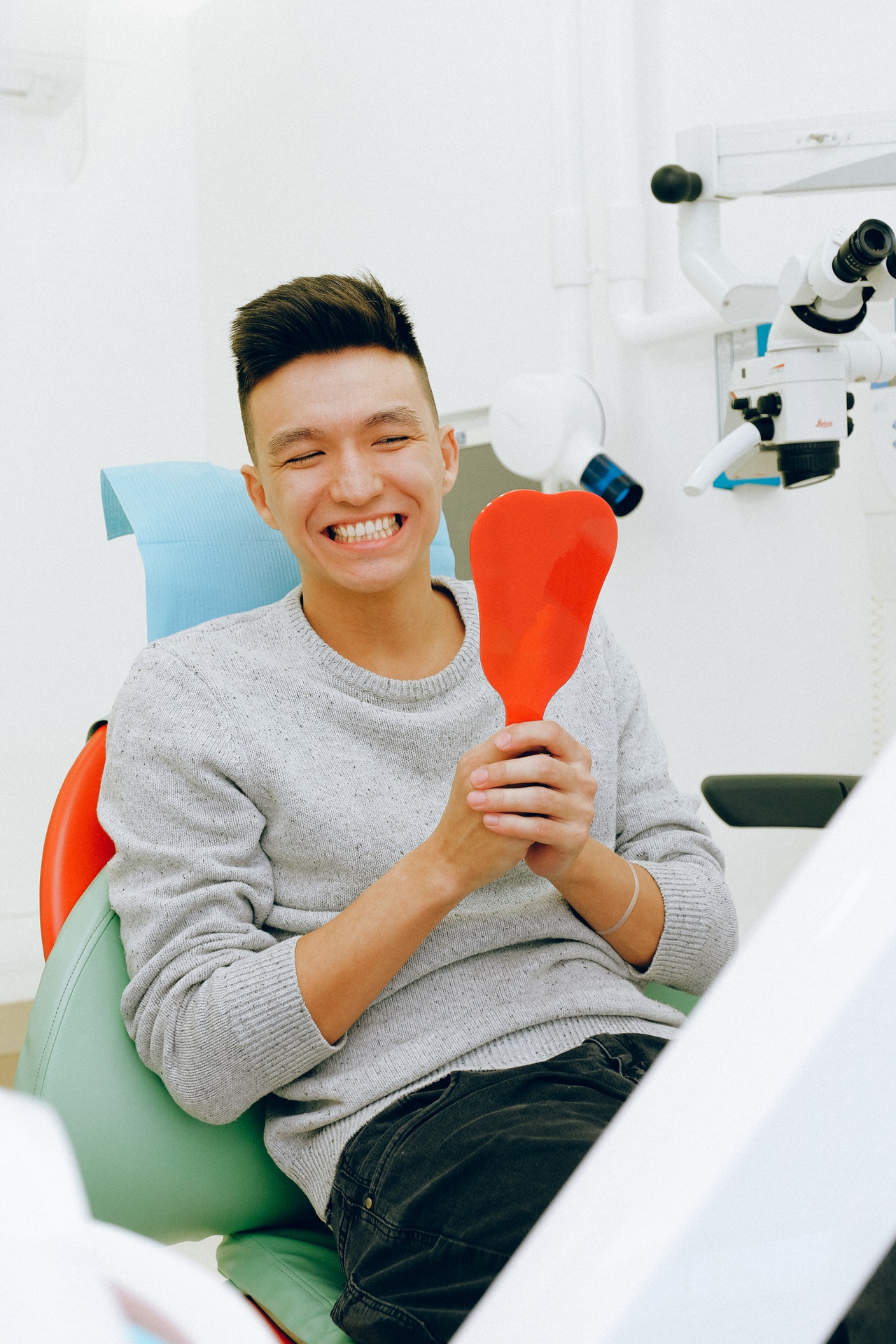glad mand fordi han har fået en protese hos Rungstedtand tandlæge