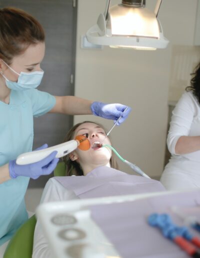 kvinde bliver undersøgt af tandlæger til konsultation om tandimplantater