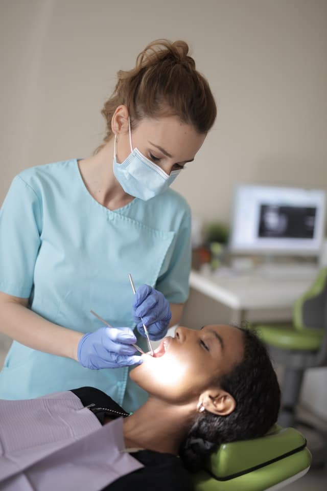 Tandkrone til en fair pris hos tandlæge hvor du først undersøges