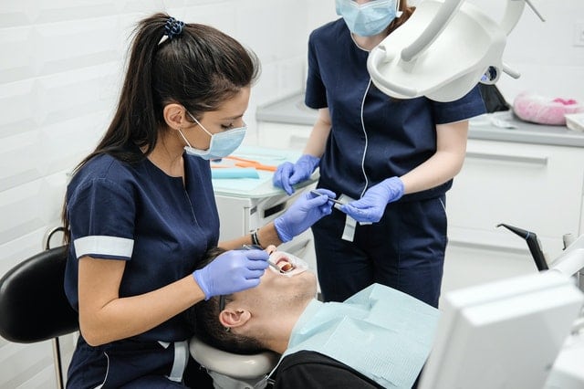 Ondt eller isninger i tænderne efter et tandlægebesøg - bestil en ny tid til tandlæge
